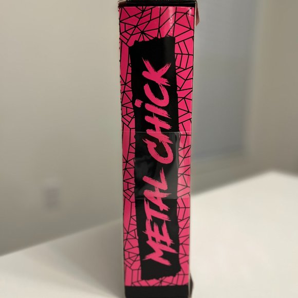 LOL SURPRISE O.M.G. PRESENT SURPRISE METAL CHICK FASHION DOLL WITH 20 SURPRISES. - Picture 6 of 6